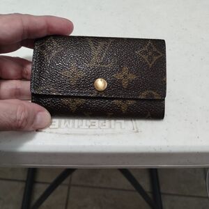 Gorgeous Authentic LV Louis Vuitton Brown Mono Key Holder With All Keys Attached